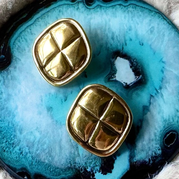 Vintage Chanel Matelassé / Quilted Gold Plated Clip On Earrings - Picture 1 of 16